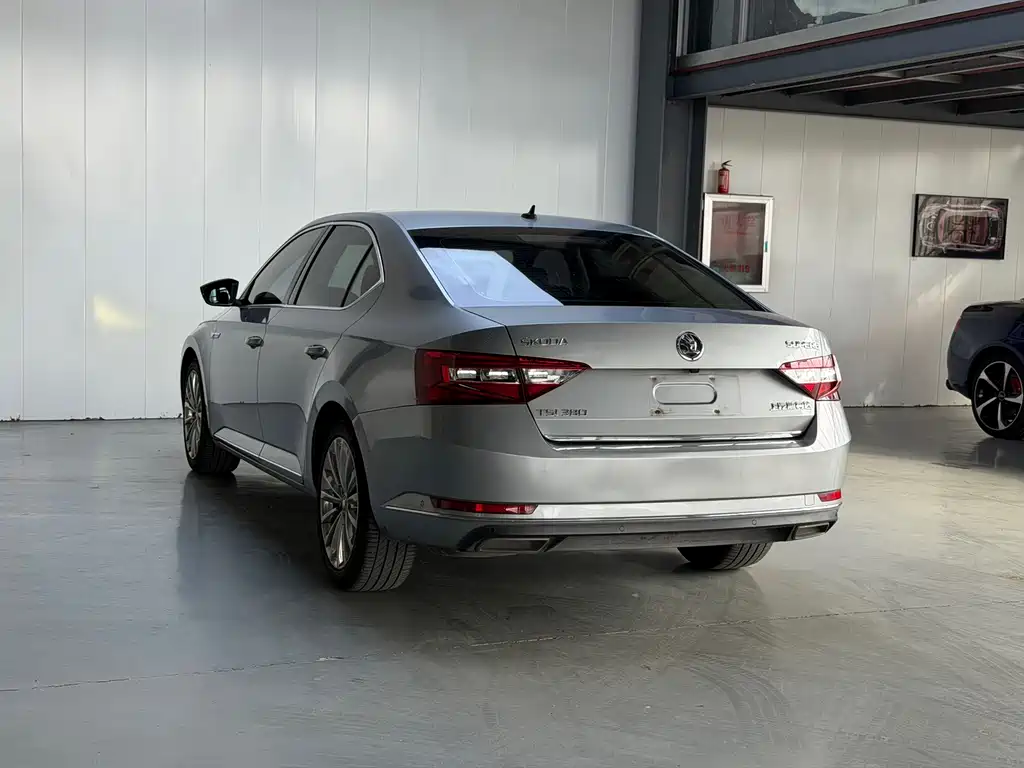 Skoda Superb — фото 6