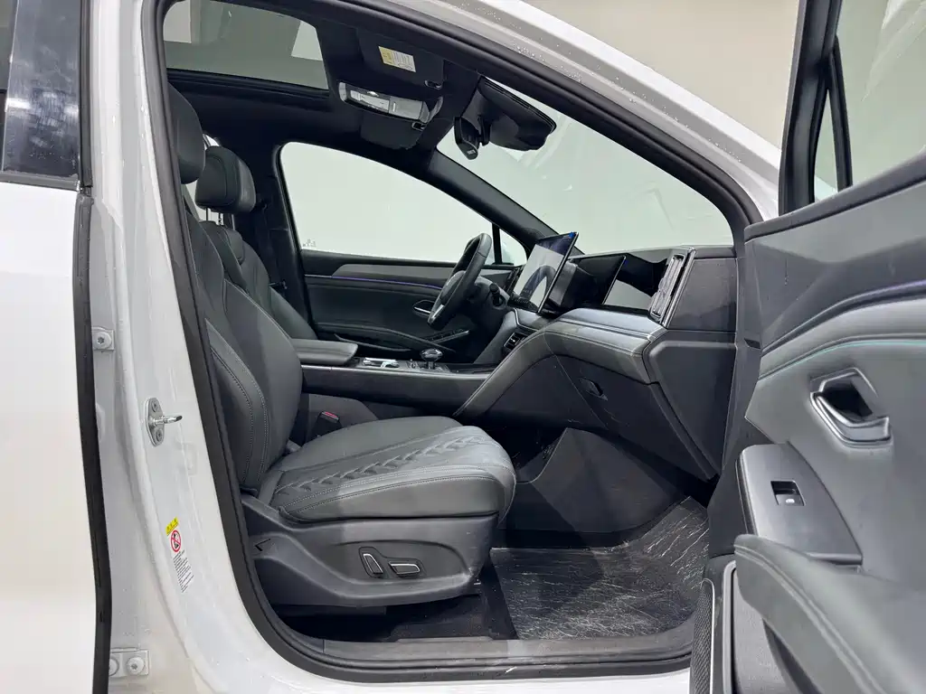 BYD L DM-i — фото 8