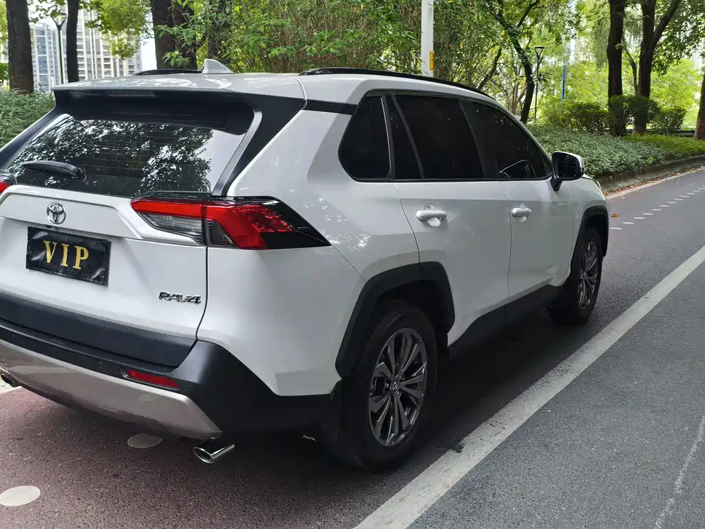 Toyota RAV4 — фото 5