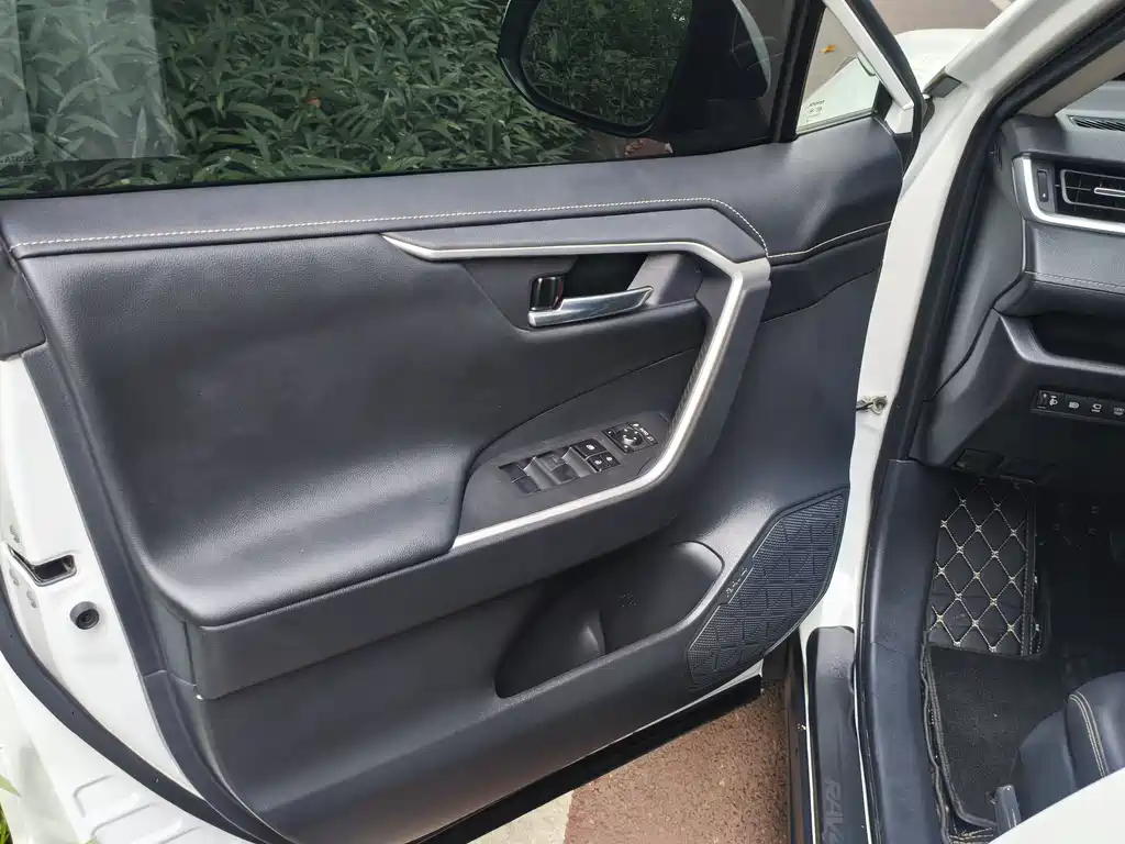 Toyota RAV4 — фото 7