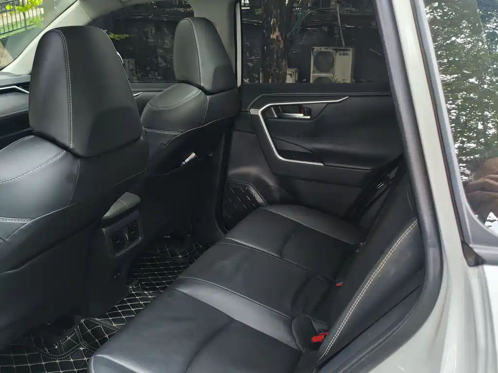 Toyota RAV4 — фото 10
