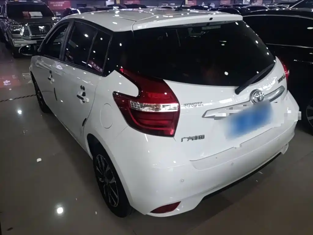 Toyota Yaris L — фото 4