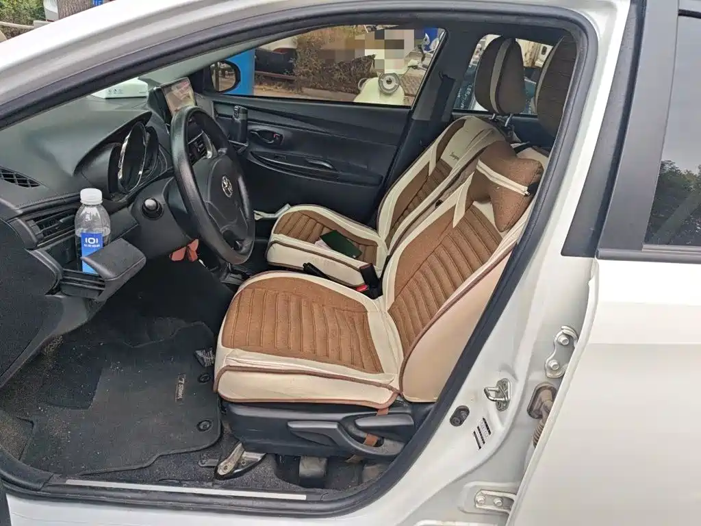 Toyota Yaris L — фото 11
