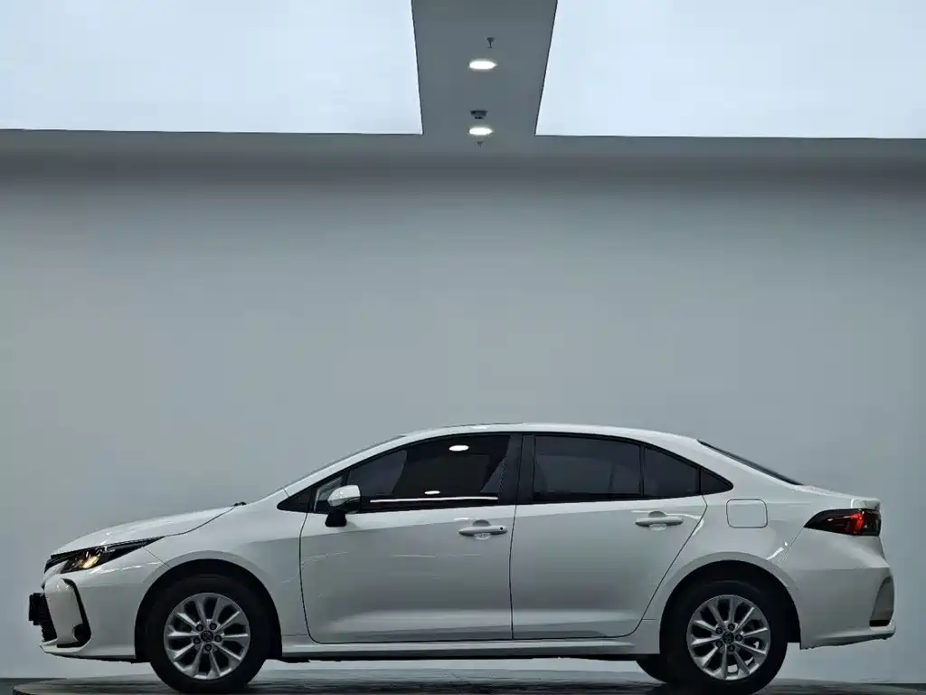 Toyota Corolla — фото 8
