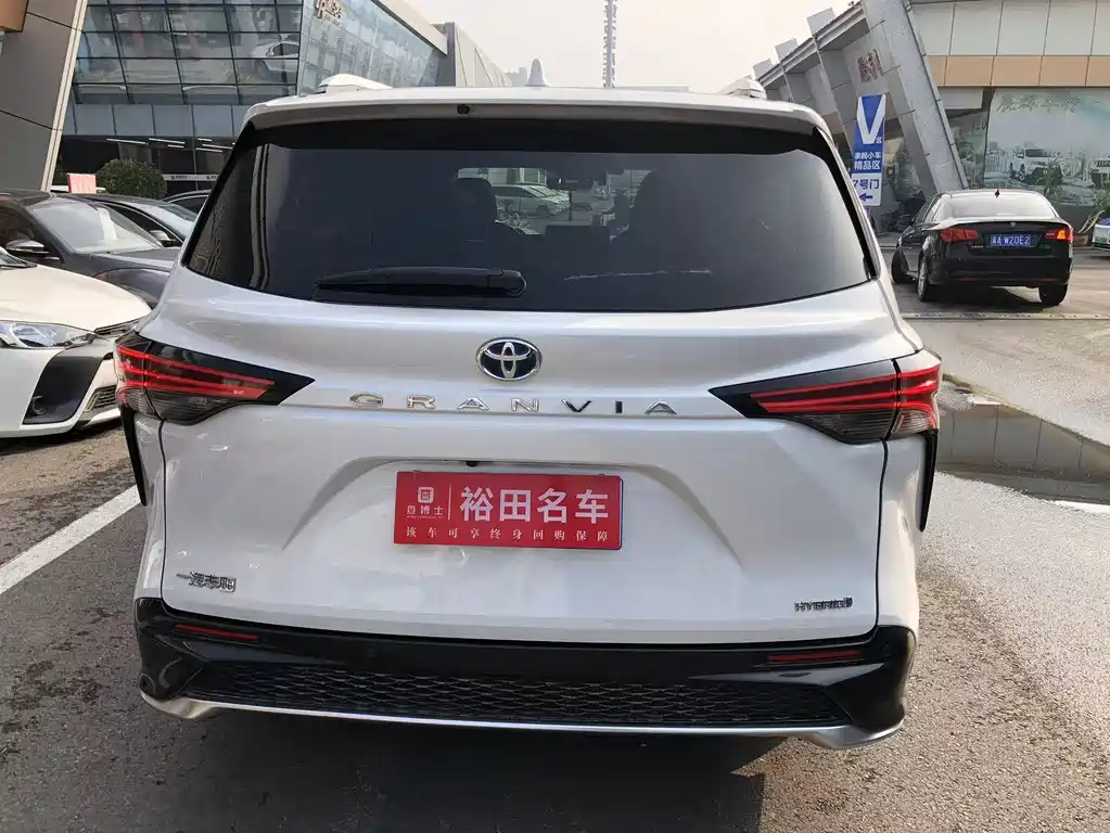 Toyota Granvia — фото 4