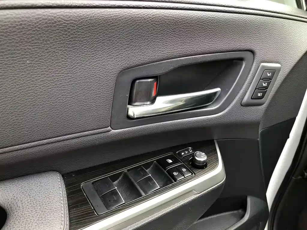 Toyota Granvia — фото 7