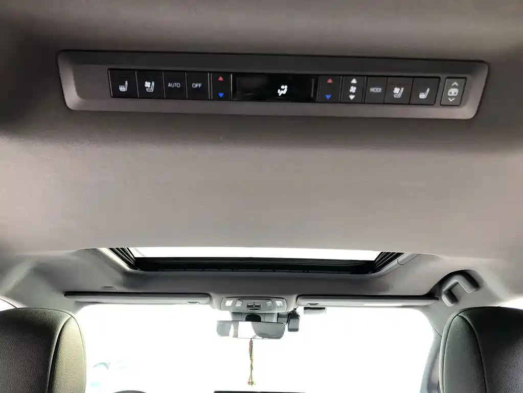Toyota Granvia — фото 10
