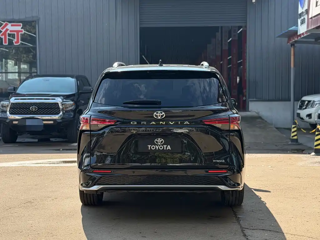 Toyota Granvia — фото 5