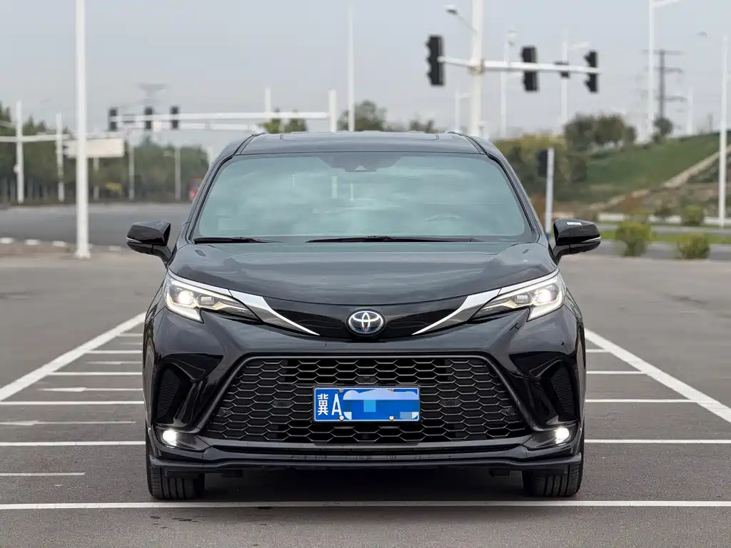 Toyota Granvia — фото 2