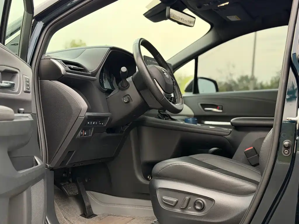 Toyota Granvia — фото 4