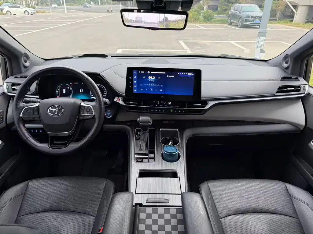 Toyota Granvia — фото 6