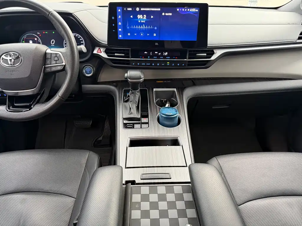 Toyota Granvia — фото 7