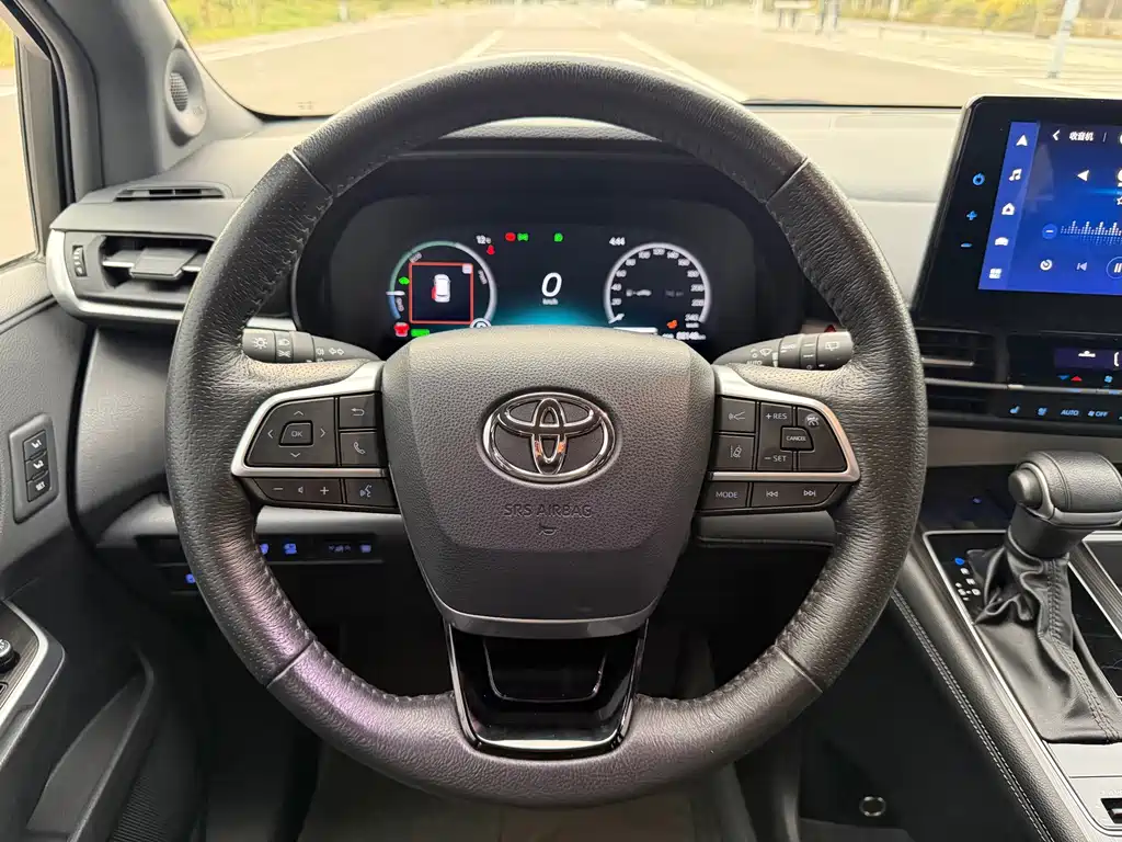 Toyota Granvia — фото 8