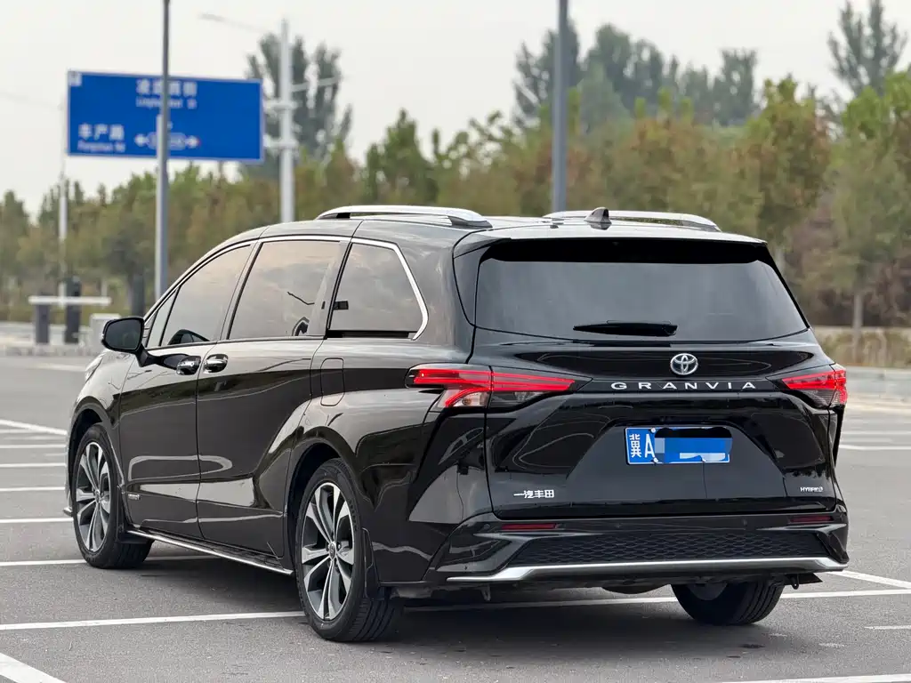 Toyota Granvia — фото 10
