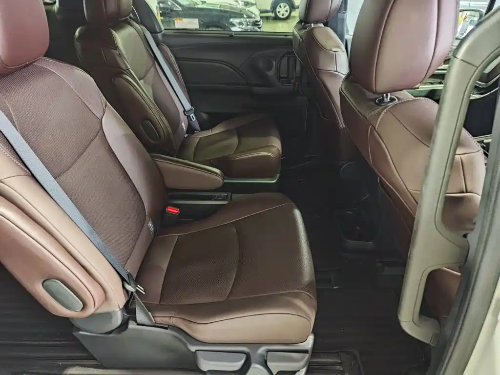 Toyota Granvia — фото 8