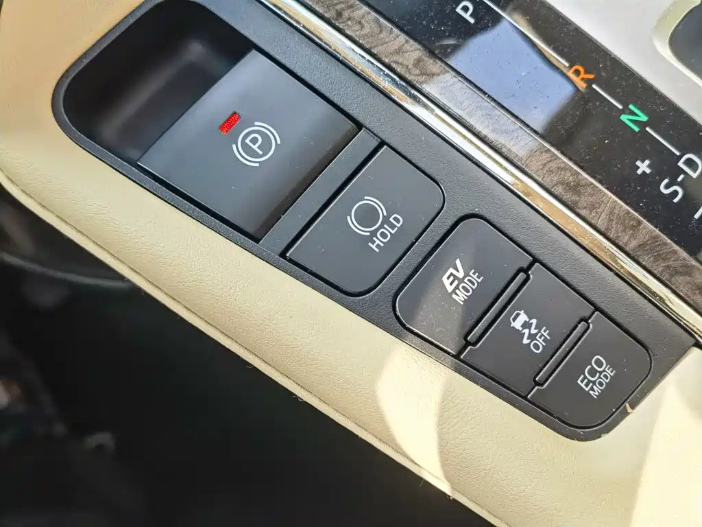 Toyota Alphard — фото 17