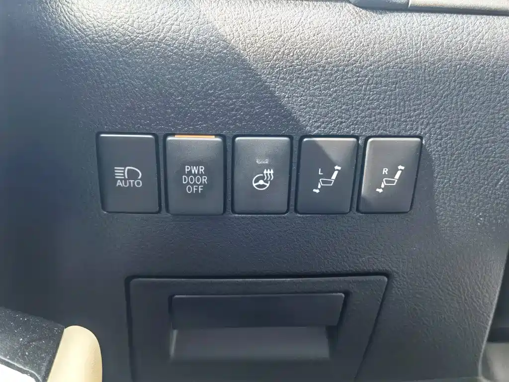 Toyota Alphard — фото 25