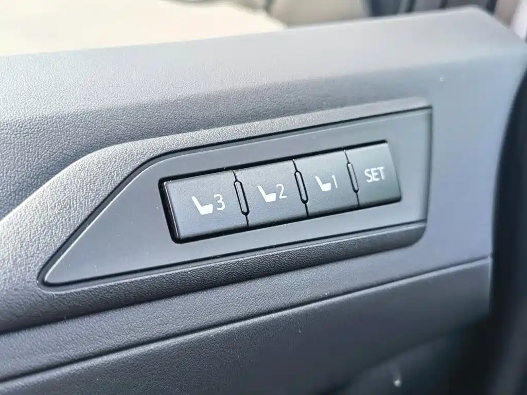 Toyota Alphard — фото 26