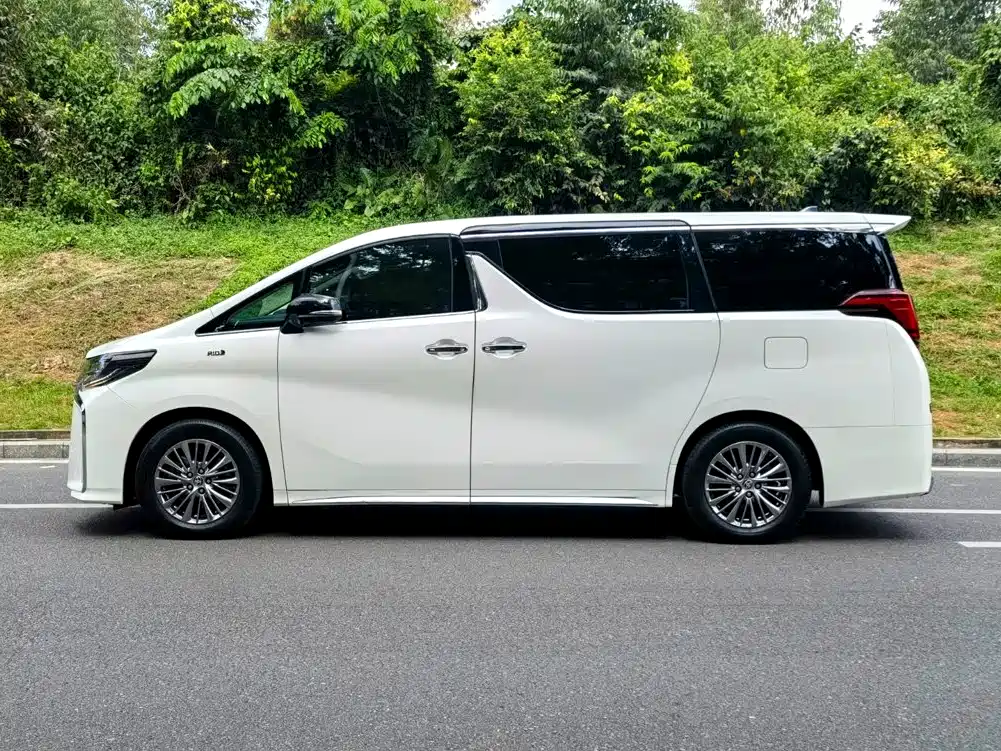 Toyota Alphard — фото 4