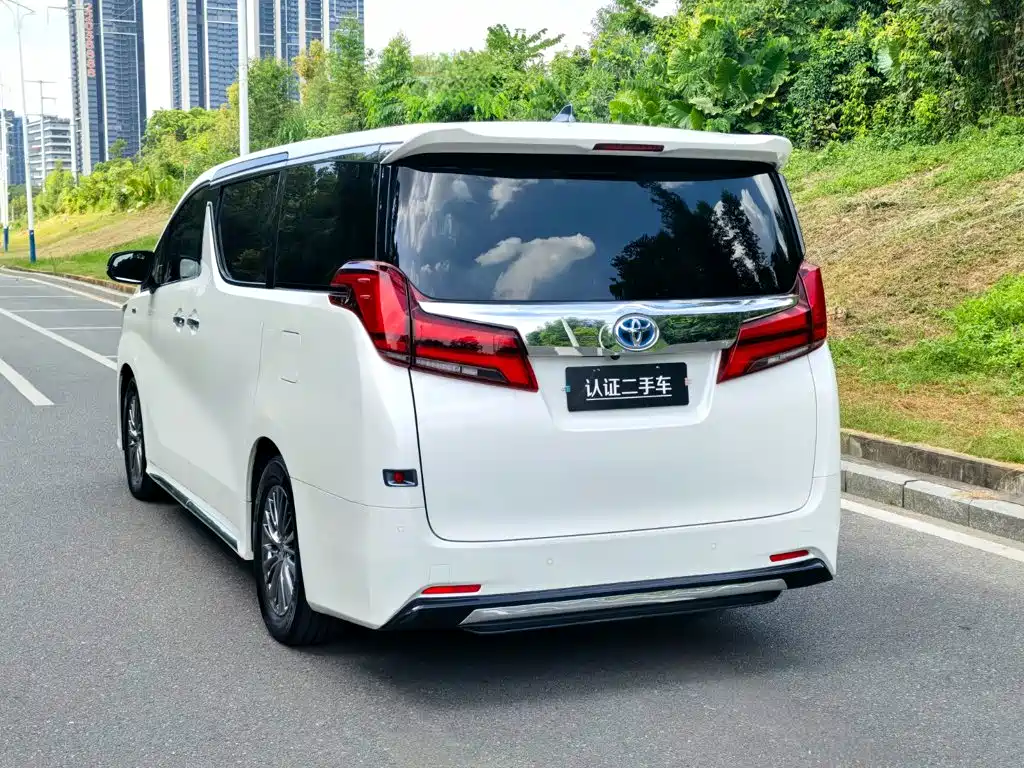 Toyota Alphard — фото 5
