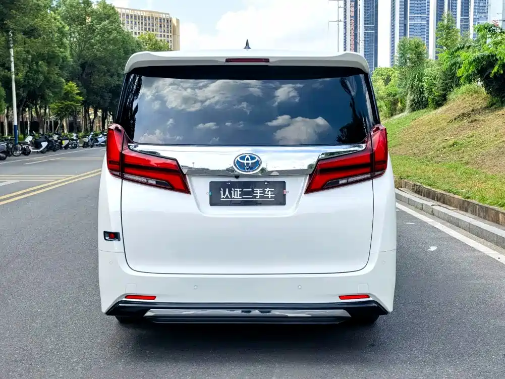 Toyota Alphard — фото 6