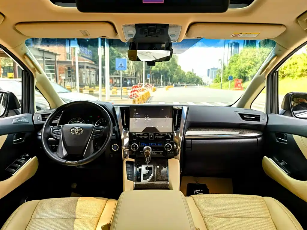 Toyota Alphard — фото 8