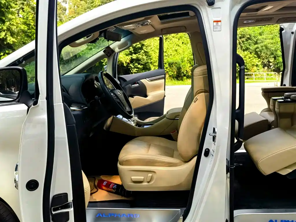 Toyota Alphard — фото 9