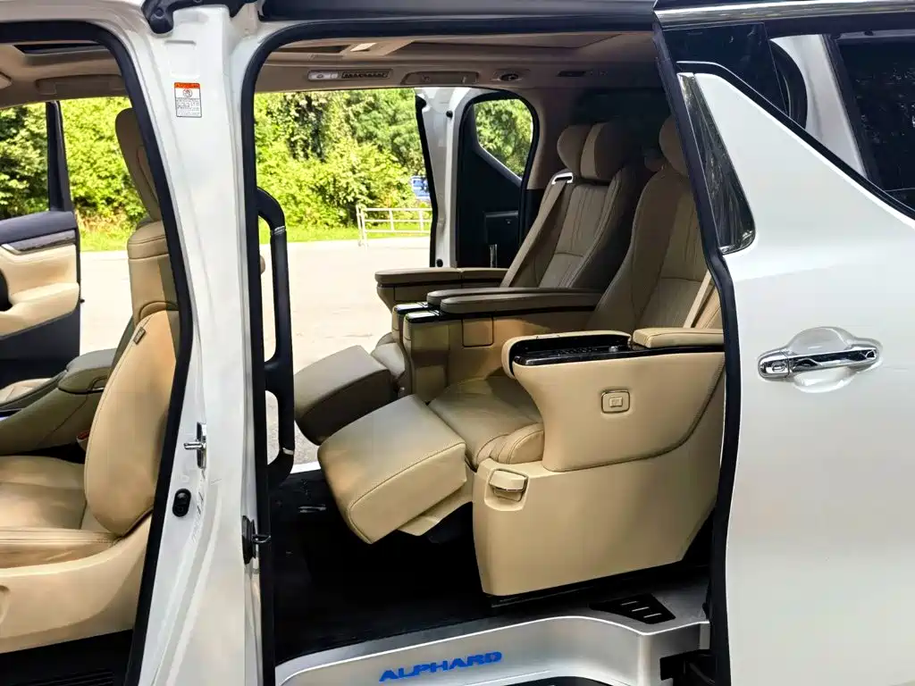 Toyota Alphard — фото 10