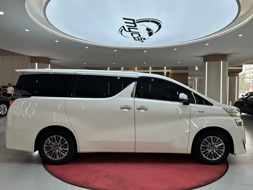 Toyota Vellfire — фото 4