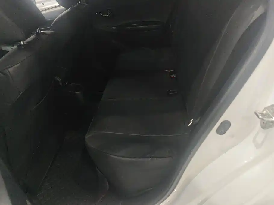 Toyota Yaris L — фото 11