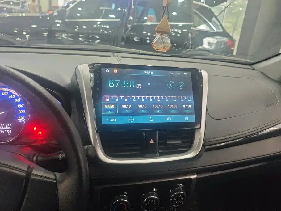 Toyota Yaris L — фото 13