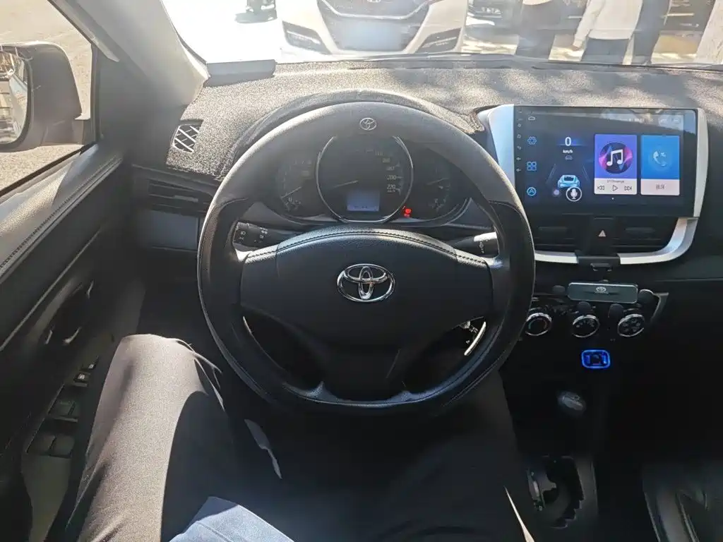Toyota Yaris L — фото 2