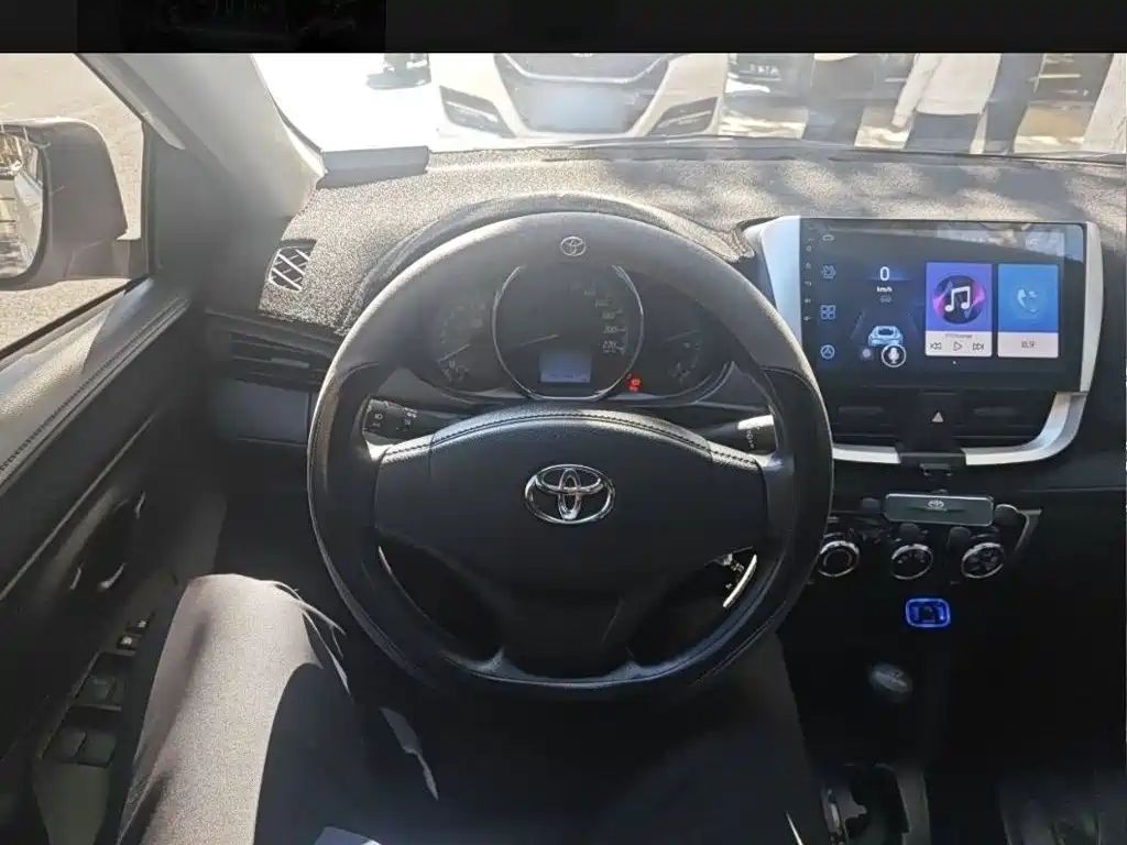 Toyota Yaris L — фото 14