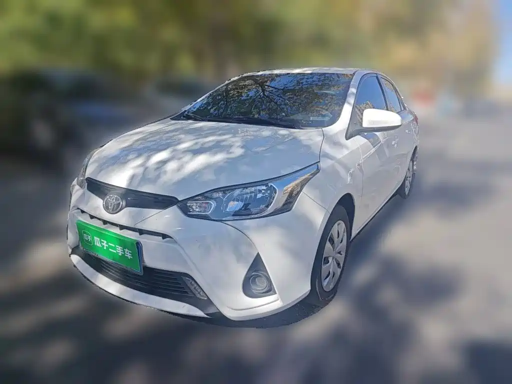 Toyota Yaris L — фото 1