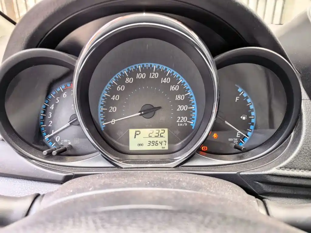 Toyota Yaris L — фото 11