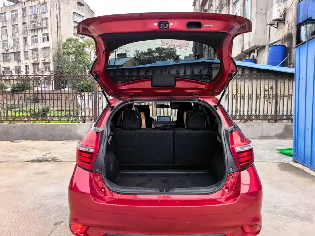Toyota Yaris L — фото 18