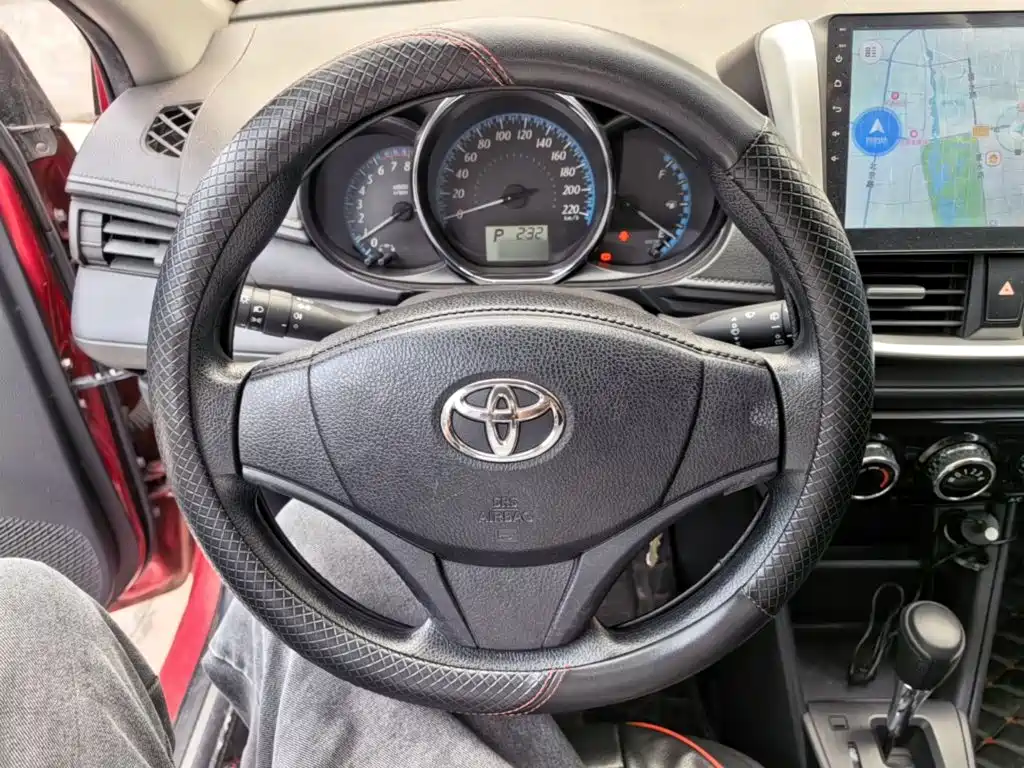 Toyota Yaris L — фото 10
