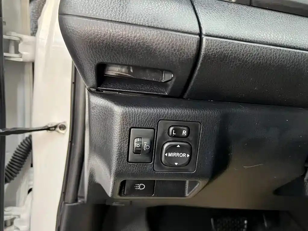 Toyota Yaris L — фото 11