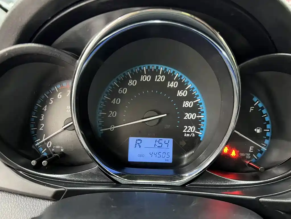 Toyota Yaris L — фото 13