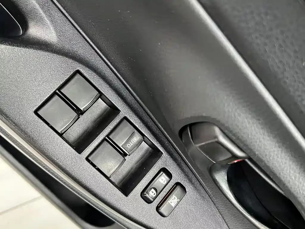 Toyota Yaris L — фото 14