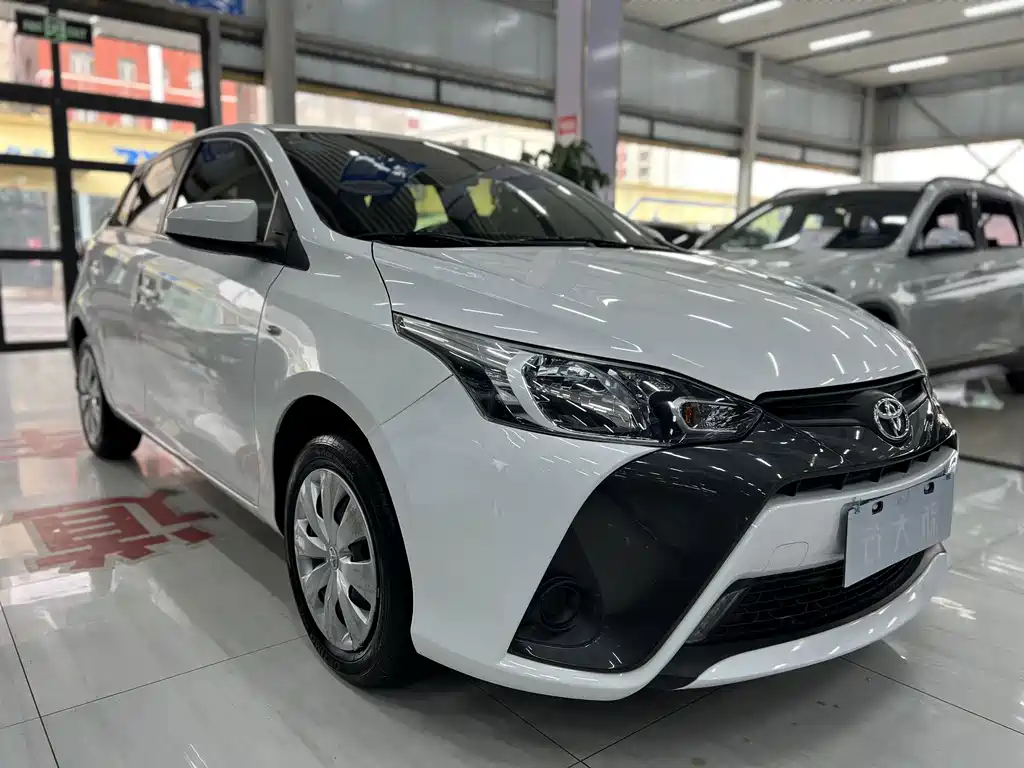 Toyota Yaris L — фото 3