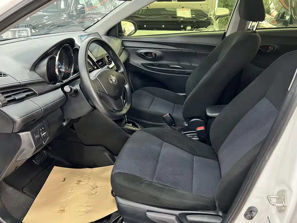Toyota Yaris L — фото 4