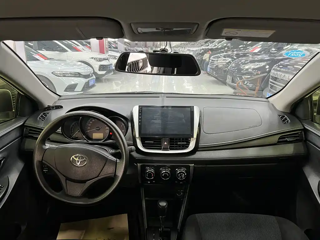 Toyota Yaris L — фото 5