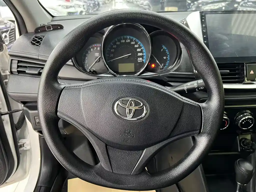 Toyota Yaris L — фото 10