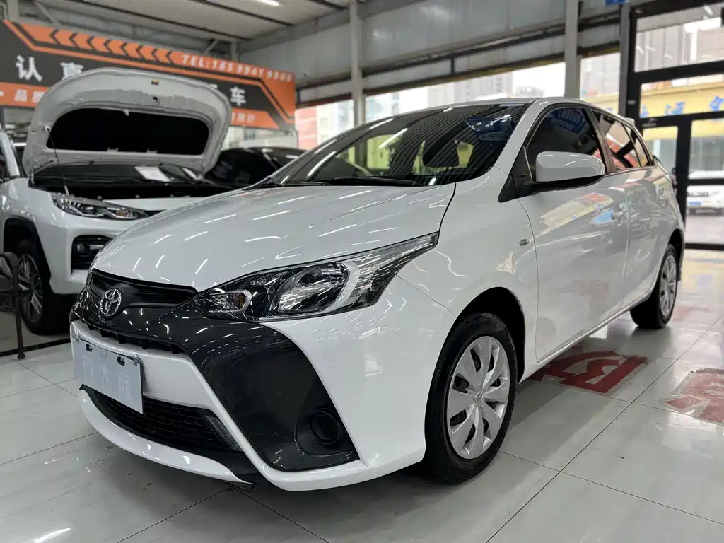 Toyota Yaris L — фото 1