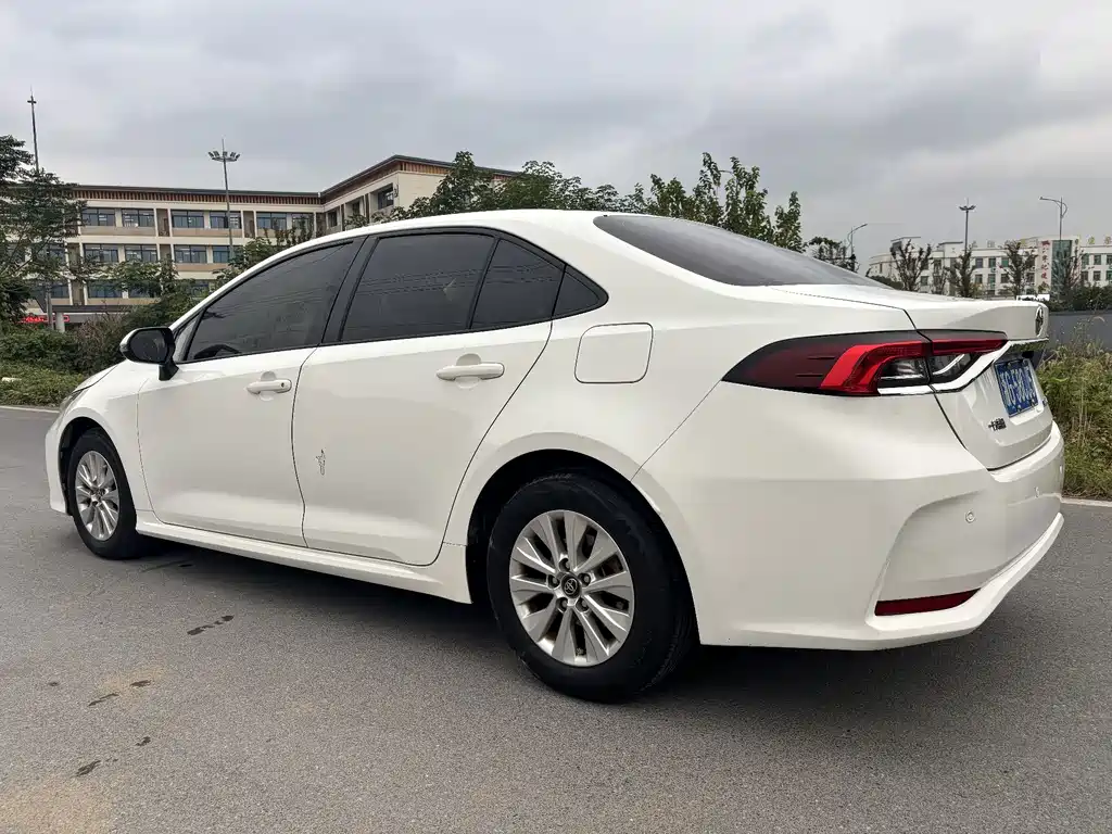 Toyota Corolla — фото 4