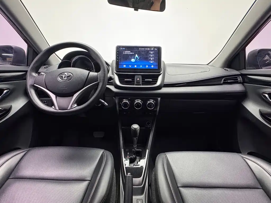 Toyota Yaris L — фото 4