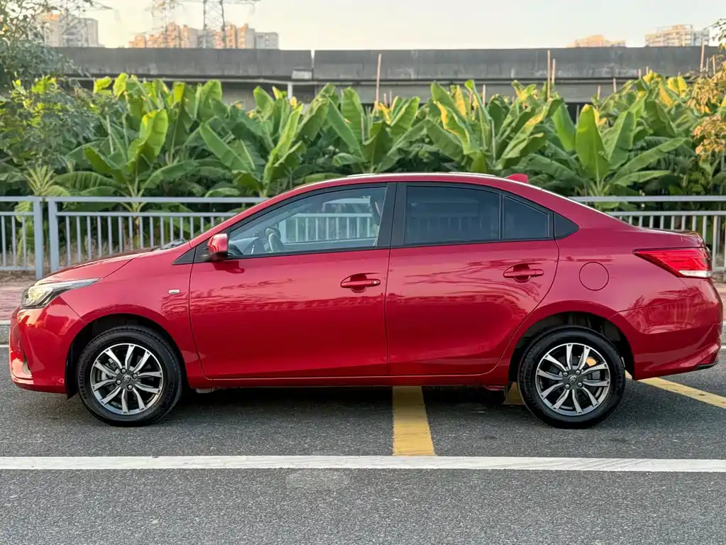 Toyota Yaris L — фото 2