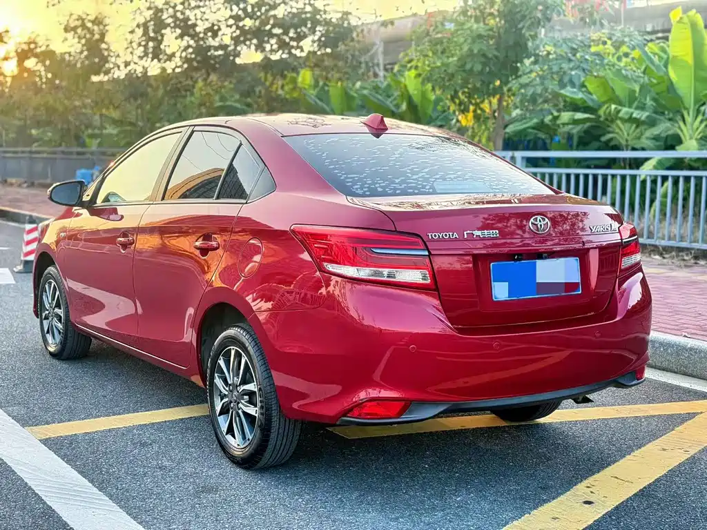 Toyota Yaris L — фото 3