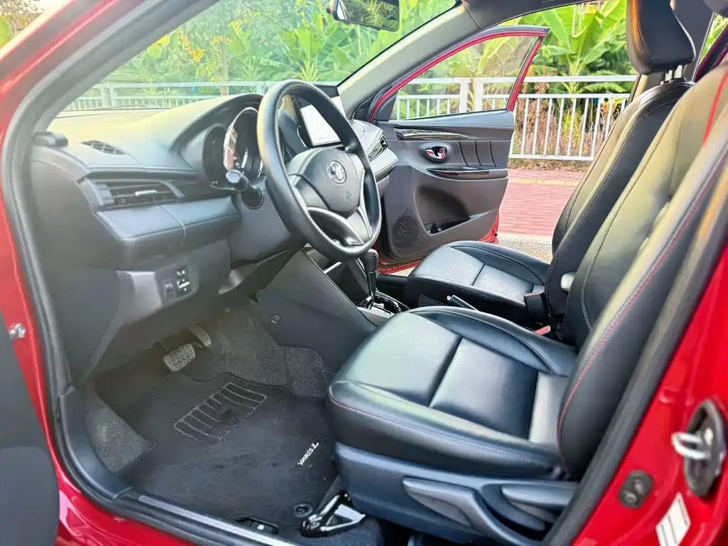 Toyota Yaris L — фото 4